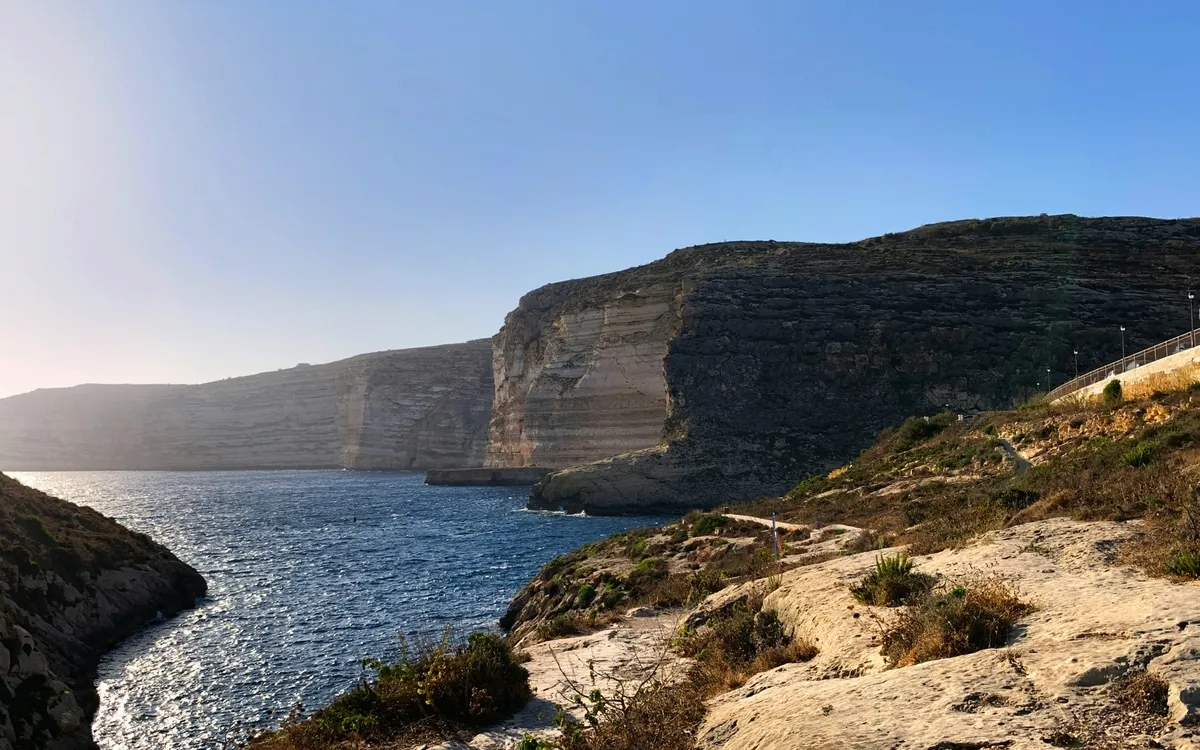 Küste von Xlendi auf Malta mit felsiger Landschaft und Meer.