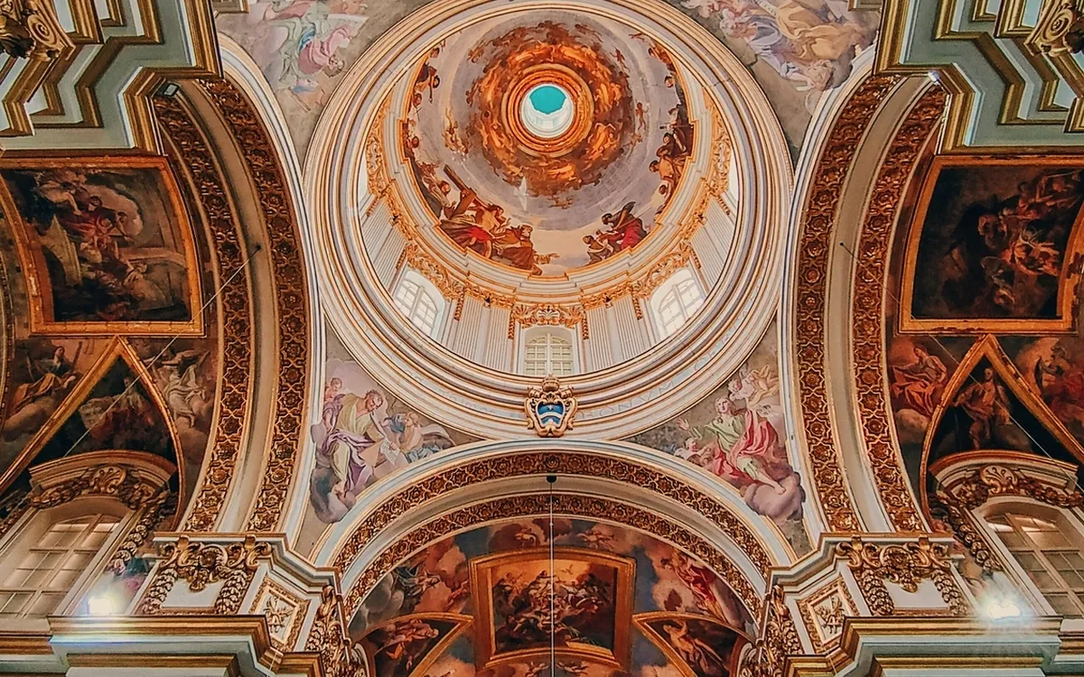 Prächtiger Kircheninnenraum in Mdina auf Malta – Kulturreise mit Frankenland Reisen.