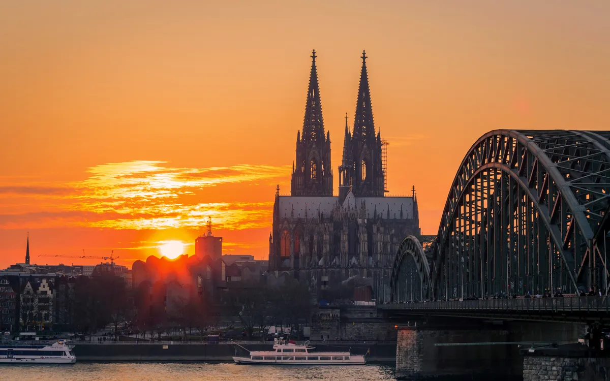Kölner Dom und Hohenzollernbrücke am Rhein – Köln mit Frankenland Reisen