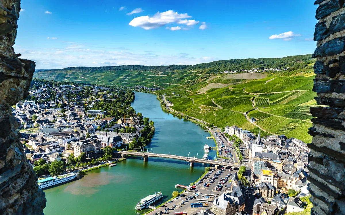 Bernkastel-Kues mit Mosel und Weinbergen – Gruppenreisen durch Deutschland