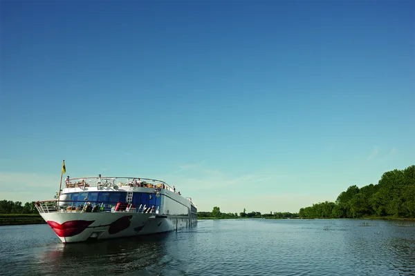 Kreuzfahrtschiff A-ROSA Silva auf dem Rhein bei klarem Himmel und ruhigem Wasser.