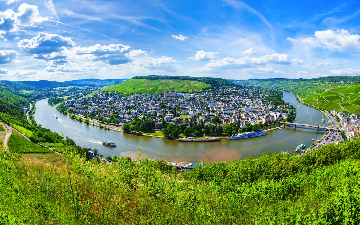 Moselschleife bei Bernkastel-Kues – Urlaub an der Mosel ab Franken