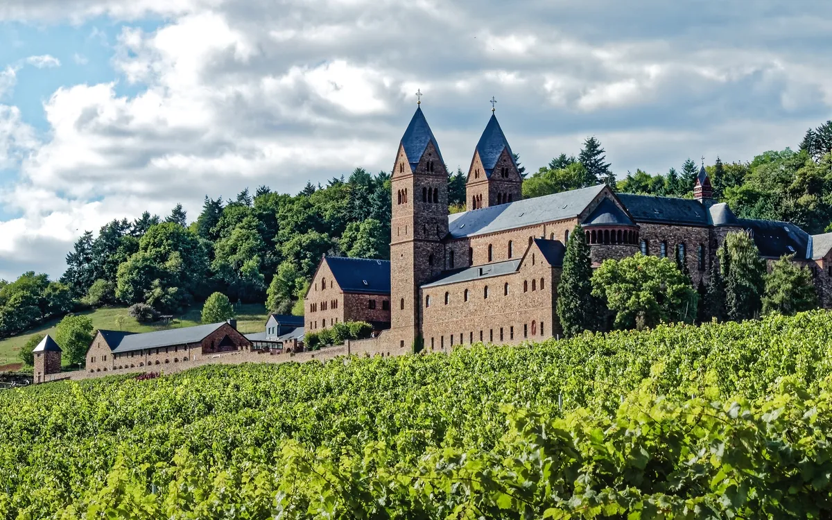 Abtei St. Hildegard bei Rüdesheim in den Weinbergen – Ausflugsziel einer Rhein-Flusskreuzfahrt