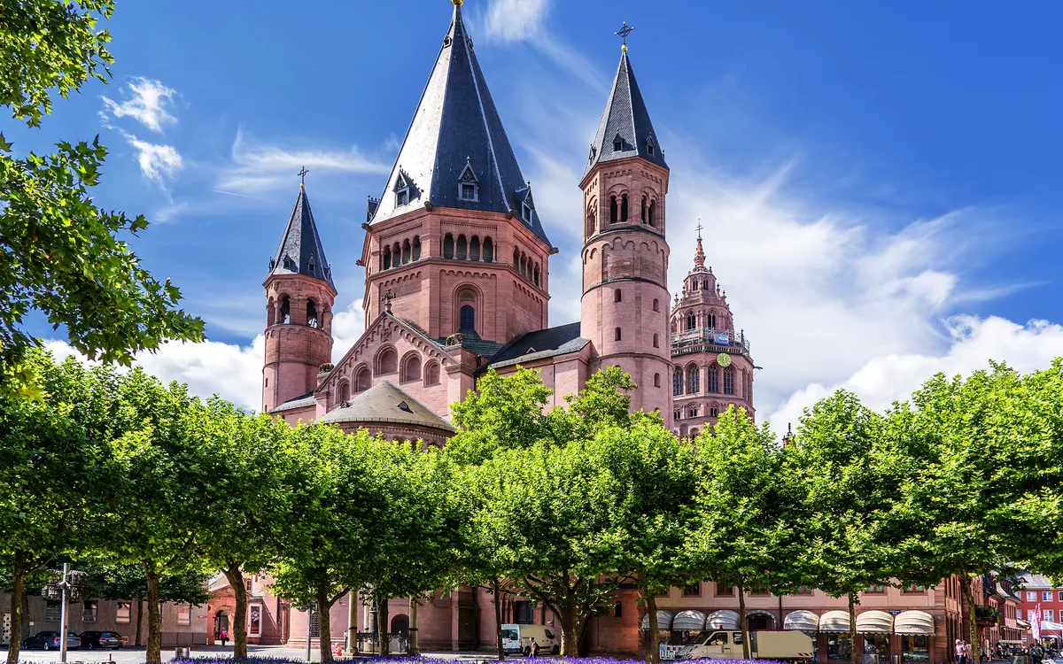 Mainzer Dom in Mainz – historische Sehenswürdigkeit auf einer Flusskreuzfahrt am Rhein