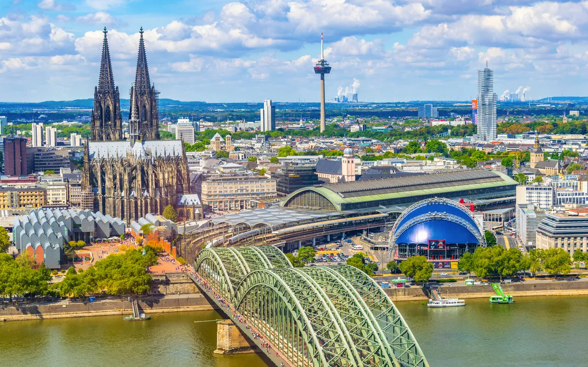 Köln mit Kölner Dom, Hohenzollernbrücke und Rhein – Station einer Flusskreuzfahrt durch Deutschland