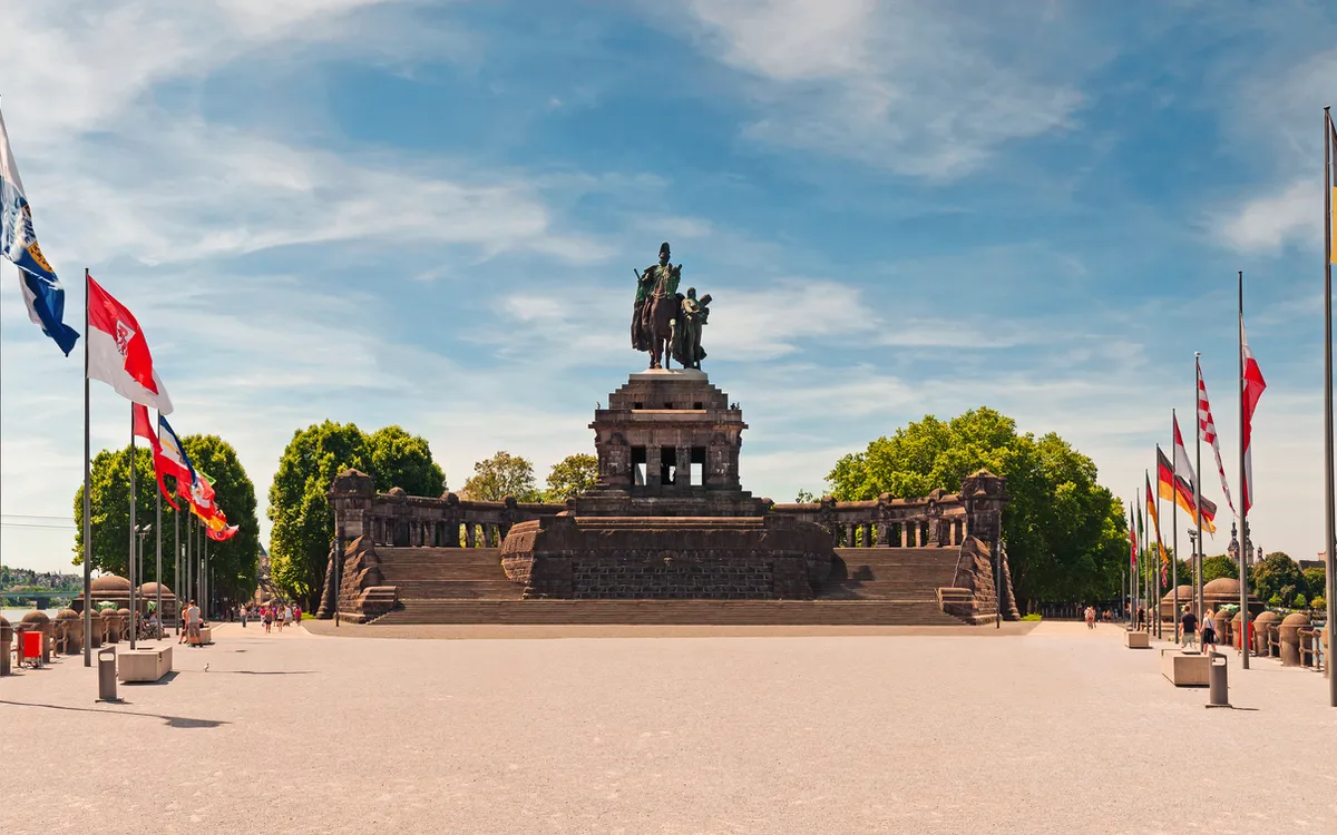 Deutsches Eck in Koblenz mit Kaiser-Wilhelm-Denkmal – Sehenswürdigkeit auf einer Rhein-Flusskreuzfahrt