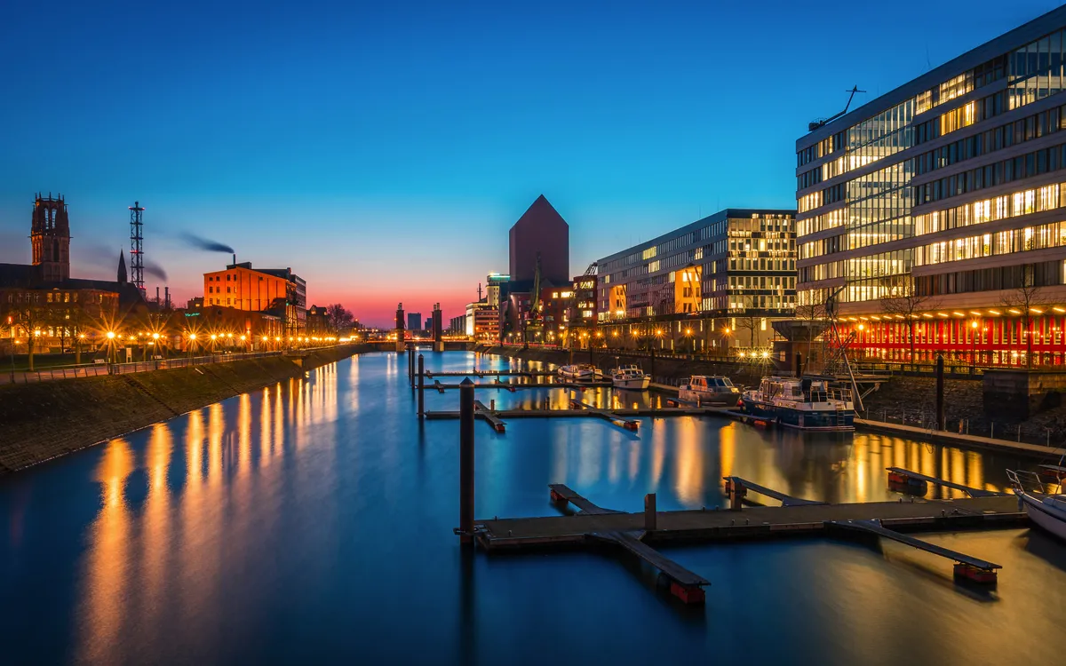 Duisburger Innenhafen am Abend – Reiseziel einer Rhein-Flusskreuzfahrt durch Deutschland