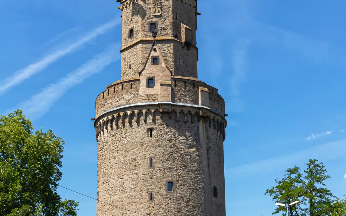 Runder Turm in Andernach – mittelalterliche Sehenswürdigkeit am Rhein auf einer Flusskreuzfahrt