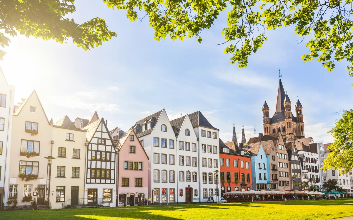 Historische Fachwerkhäuser am Fischmarkt in Köln – Sehenswürdigkeit entlang einer Rhein-Flusskreuzfahrt