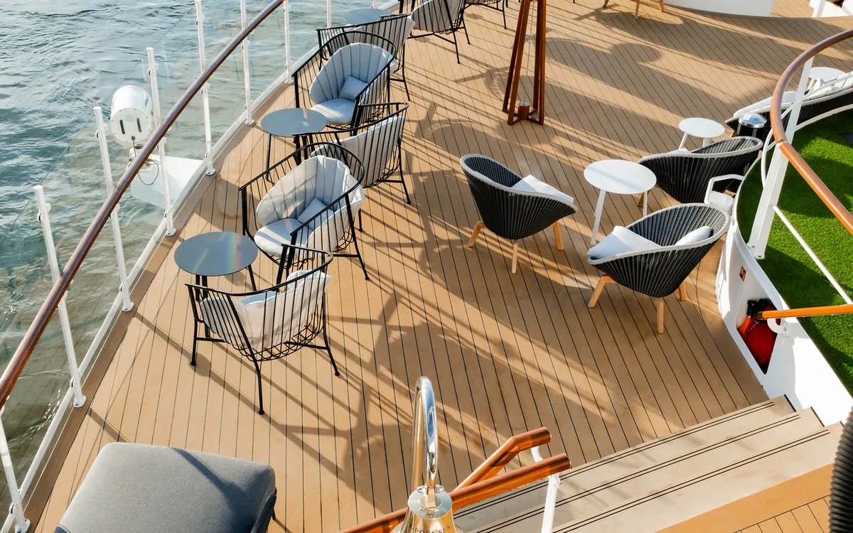 Sonnendeck der A-ROSA SENA mit Sitzbereich – Flusskreuzfahrt mit Frankenland Reisen