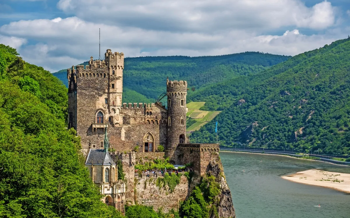 Burg Rheinstein über dem Rhein – historische Burg im Mittelrheintal auf einer Rhein-Flusskreuzfahrt
