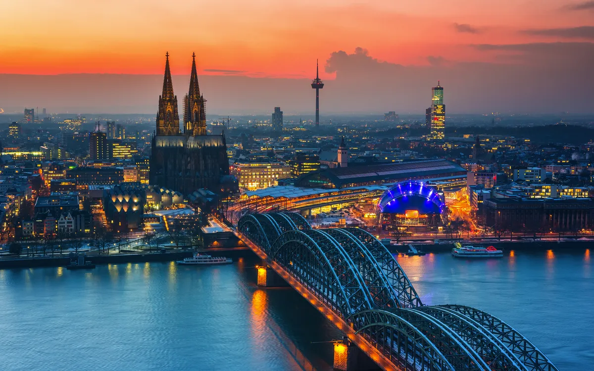 Kölner Dom und Hohenzollernbrücke am Rhein – Reiseziel einer Flusskreuzfahrt