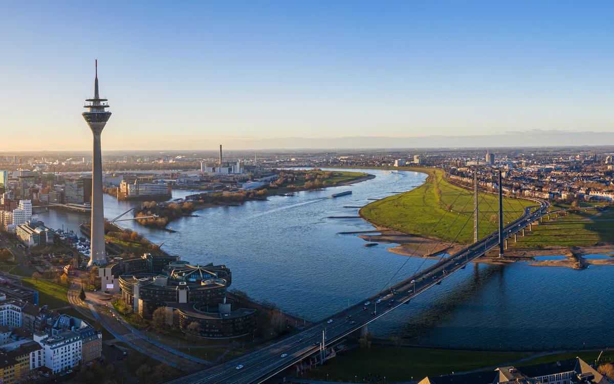 Panoramablick über Düsseldorf mit Rheinturm, Medienhafen und Rhein – Gruppenreisen mit Haustürabholung