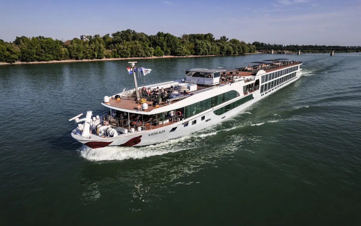 A-ROSA Kreuzfahrtschiff auf dem Rhein während einer Flusskreuzfahrt durch Deutschland und die Niederlande