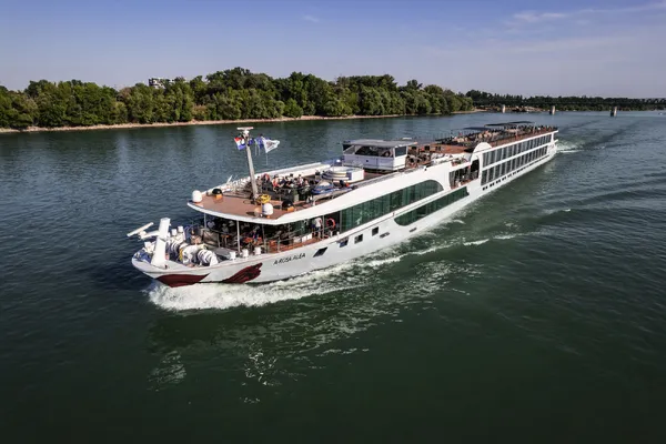 A-ROSA Kreuzfahrtschiff auf dem Rhein während einer Flusskreuzfahrt durch Deutschland