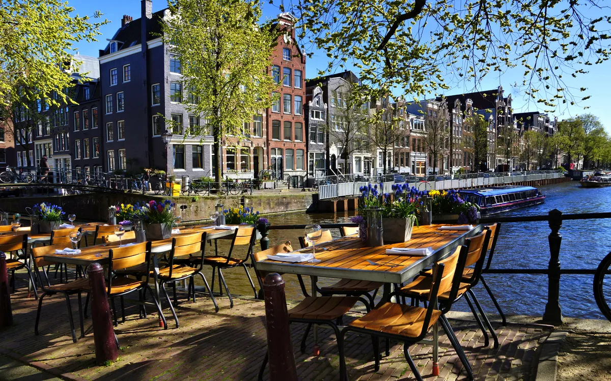 Cafés an einer historischen Gracht in Amsterdam – Niederlande mit Frankenland Reisen entdecken