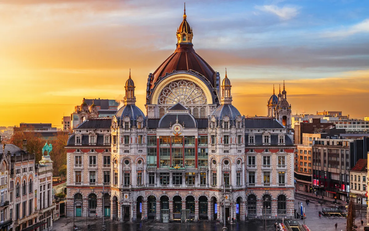 Hauptbahnhof Antwerpen bei Sonnenuntergang – historische Sehenswürdigkeit in Belgien