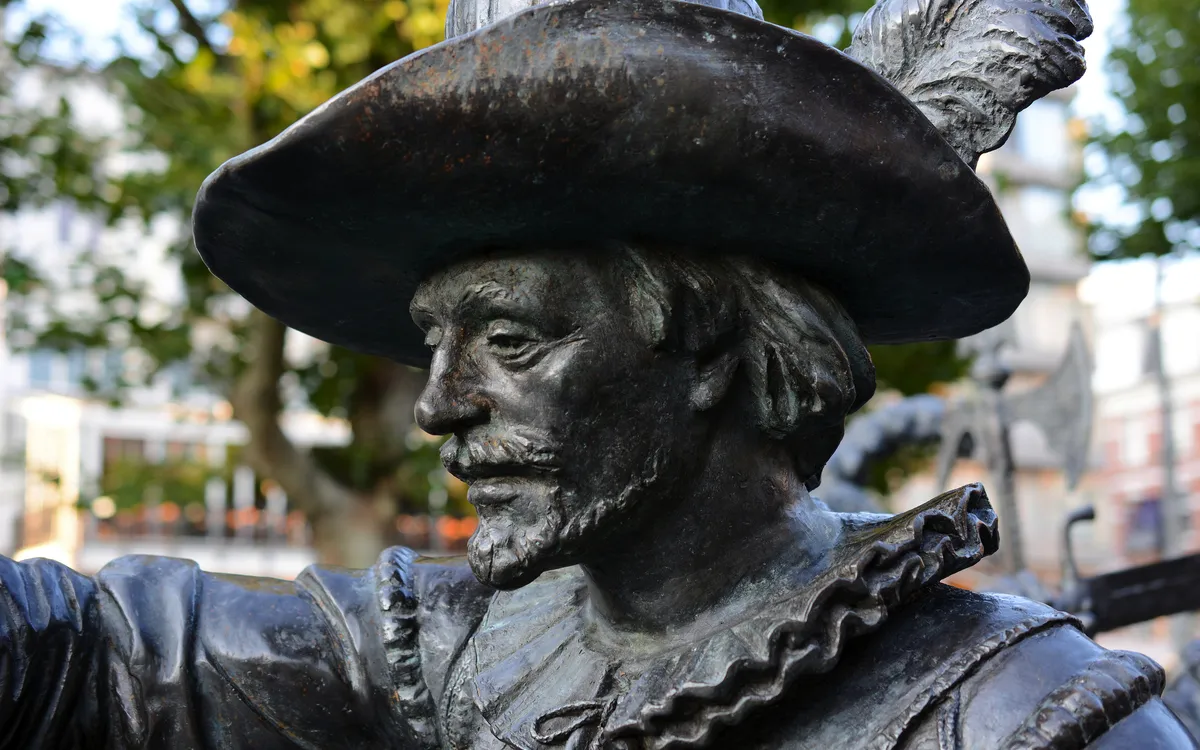 Statue zur Nachtwache von Rembrandt auf dem Rembrandtplein in Amsterdam während einer Städtereise