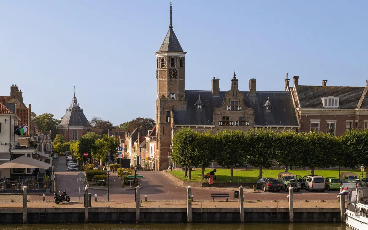 Historische Altstadt von Willemstad am Wasser während einer Flusskreuzfahrt durch die Niederlande