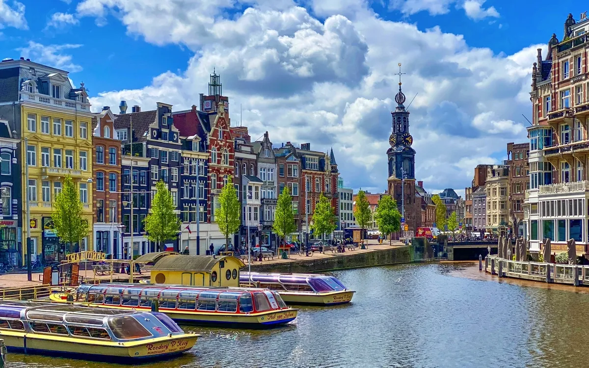 Historische Grachten und Häuser in Amsterdam – Flusskreuzfahrt durch die Niederlande