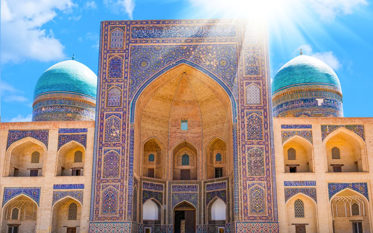 Mir-Arab-Madrasa in Buchara mit blauen Kuppeln – Sehenswürdigkeit einer Usbekistan-Flugreise