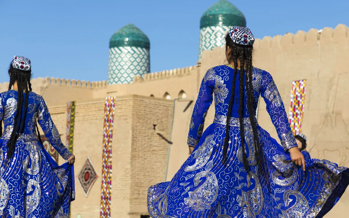 Traditionelle usbekische Tänzerinnen in Chiwa – Kultur und Tradition auf einer Flugreise durch Usbekistan