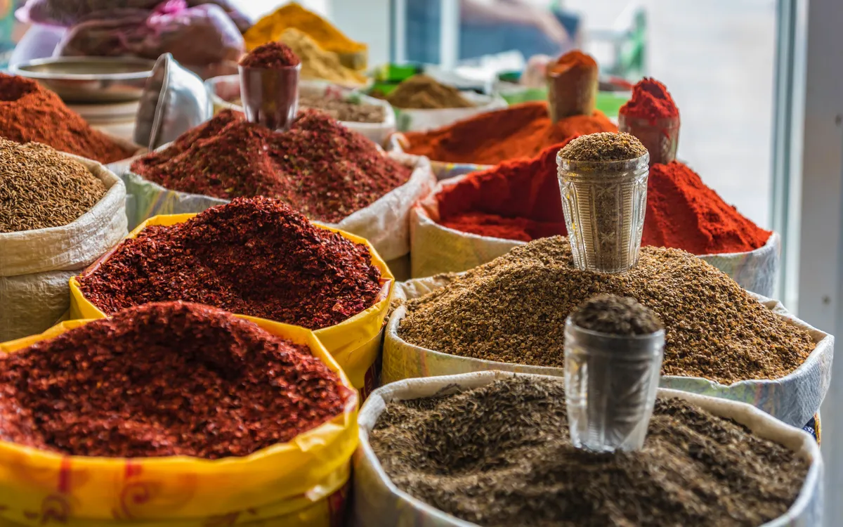 Gewürze auf dem Chorsu-Basar in Taschkent – traditioneller Markt auf einer Usbekistan-Flugreise