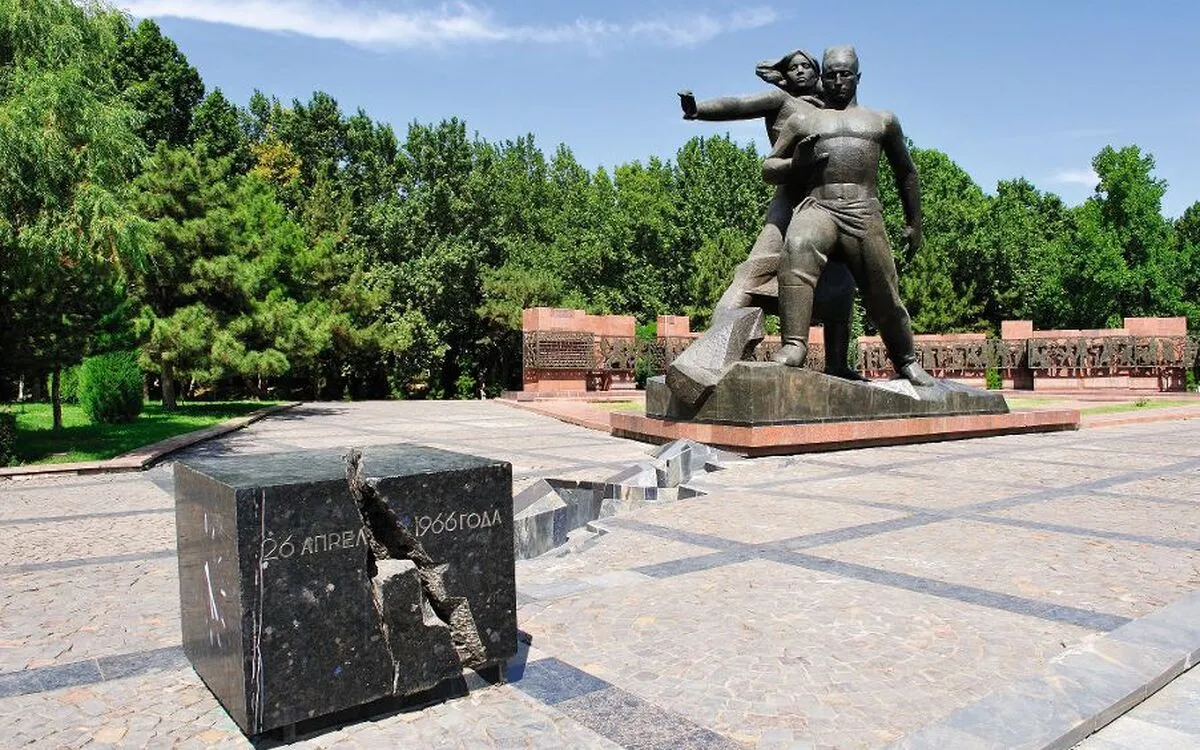 Denkmal in Taschkent – Hauptstadt Usbekistans auf einer Flugreise mit Frankenland Reisen