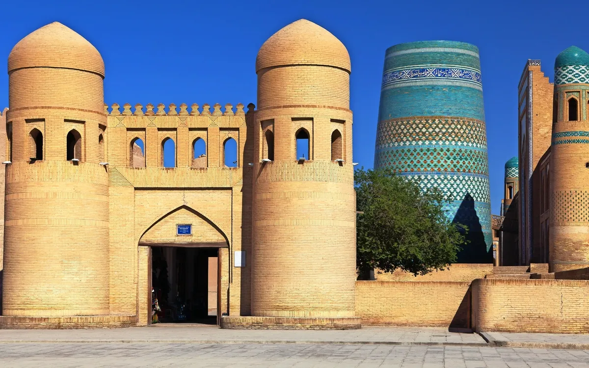 Itchan Kala in Chiwa mit historischen Stadtmauern und Minarett – UNESCO-Welterbe in Usbekistan