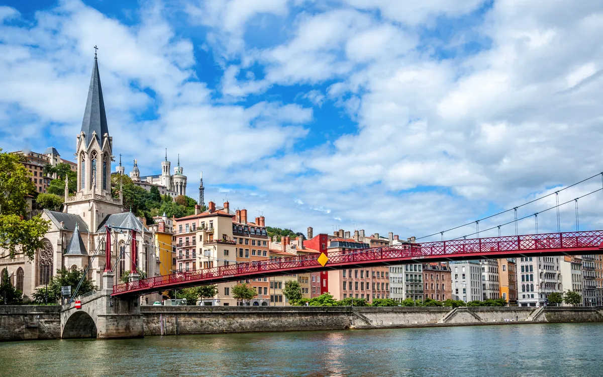 Blick über die Saône auf die Altstadt von Lyon – Flusskreuzfahrt mit der A-ROSA STELLA