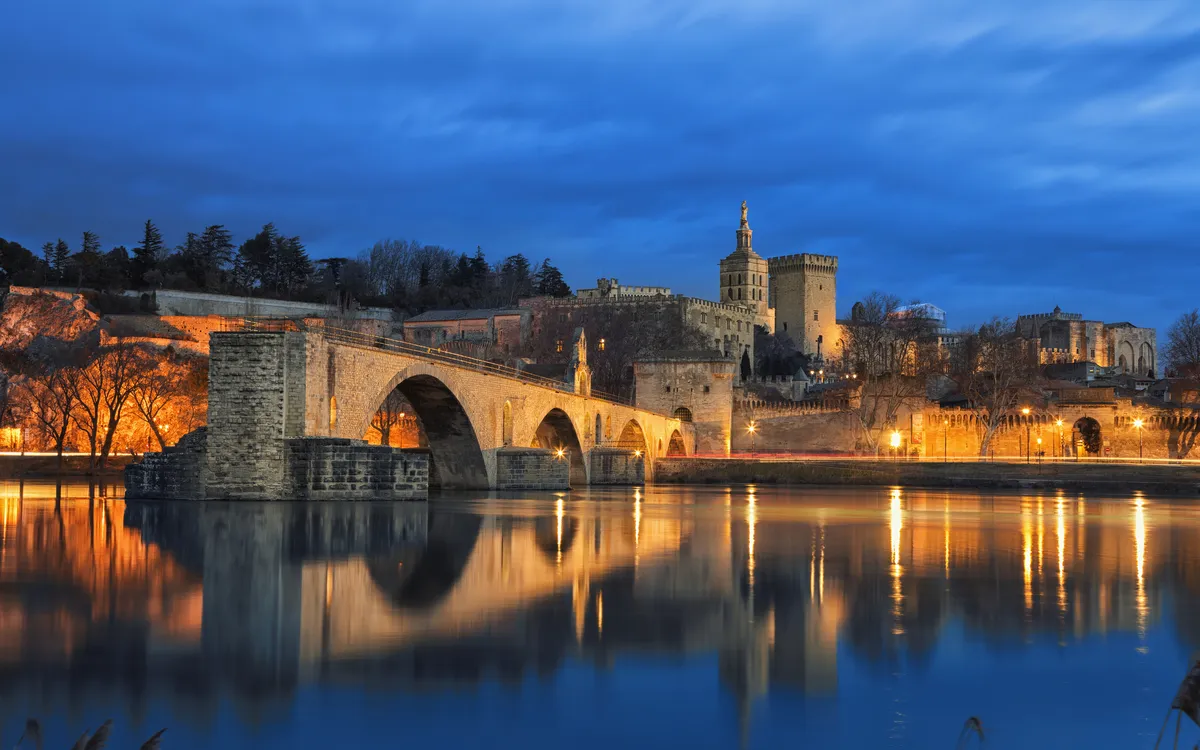 Beleuchteter Pont Saint-Bénézet in Avignon an der Rhône – Sehenswürdigkeit während einer Flusskreuzfahrt