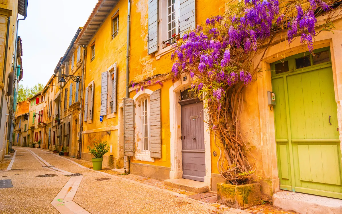 Malerische Altstadtgasse in Arles – Gruppenreise auf einer Flusskreuzfahrt durch die Provence