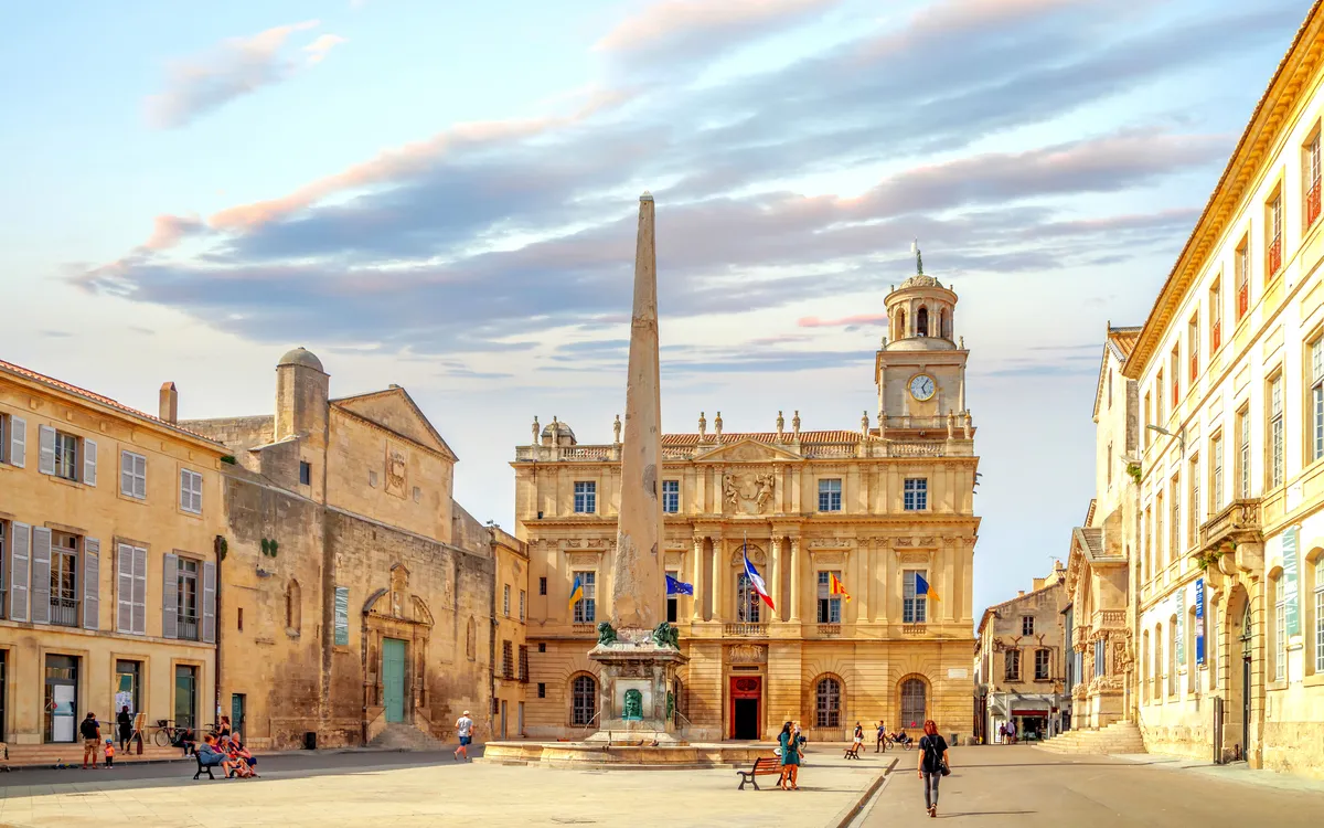 Historischer Place de la République in Arles – Sehenswürdigkeit auf einer Flusskreuzfahrt durch die Provence
