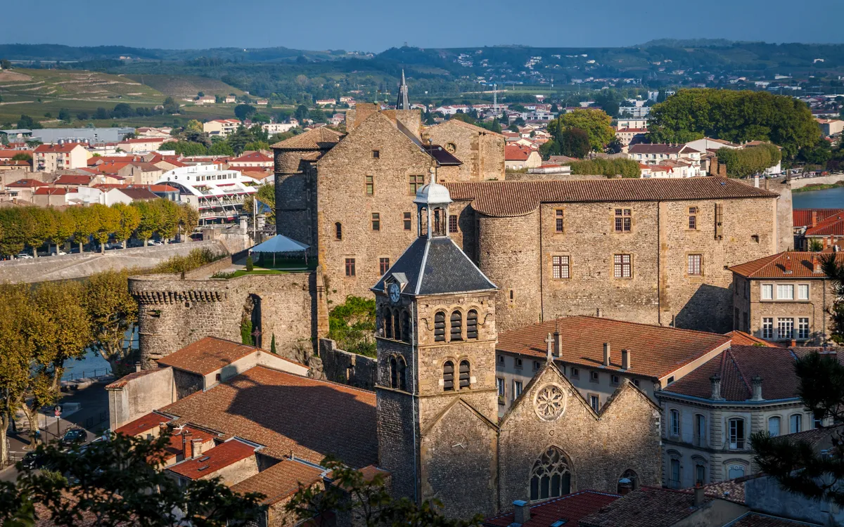 Historisches Tournon-sur-Rhône – Flusskreuzfahrt für Senioren mit der A-ROSA STELLA