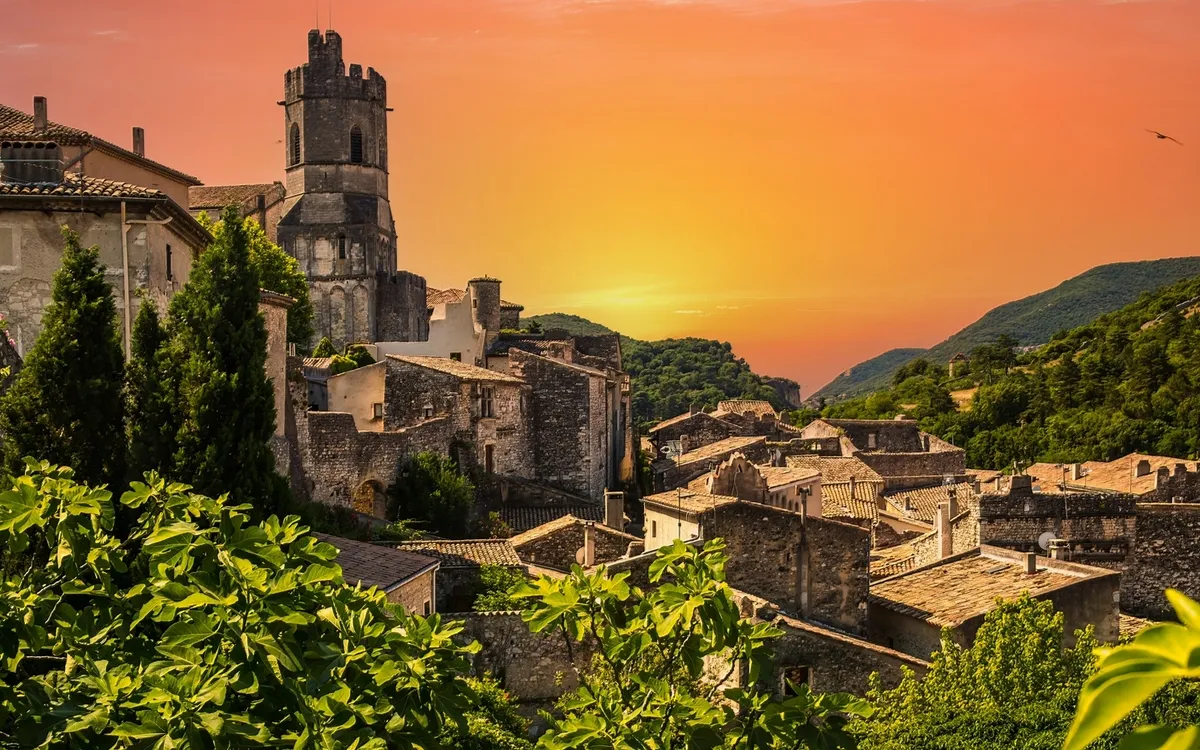 Altstadt von Viviers in der Ardèche – Rhône-Flusskreuzfahrt durch Frankreich ab Franken