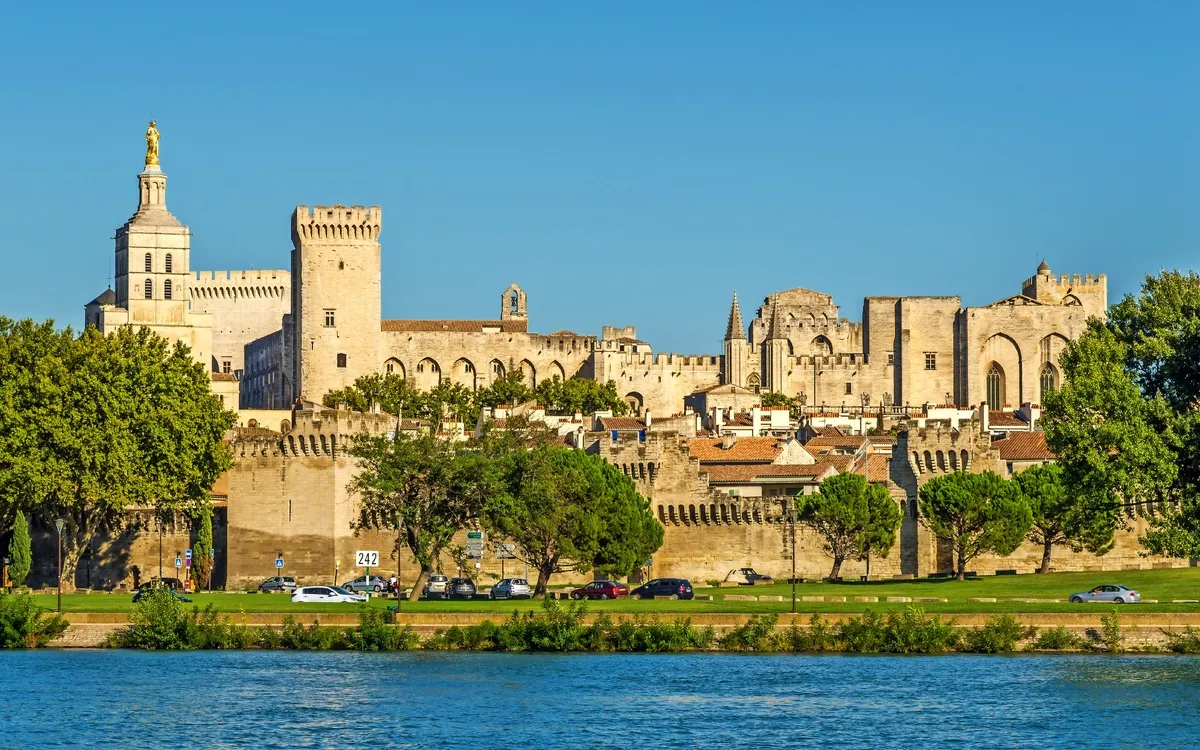 Blick auf Avignon mit Papstpalast an der Rhône – Flusskreuzfahrt durch Südfrankreich ab Franken